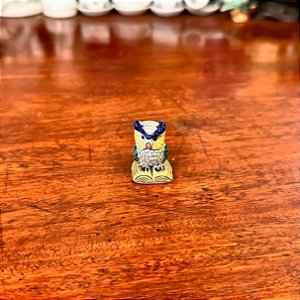 Mini coruja em porcelana.