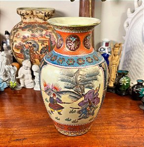 Vaso em antiga porcelana oriental.
