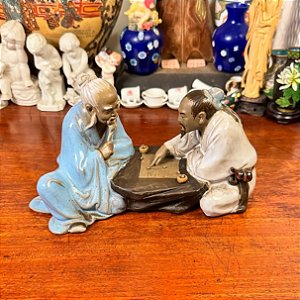 Escultura oriental em terracota esmaltada.