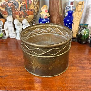 Antigo cachepot em latão.