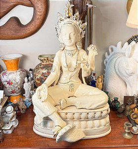 Escultura em porcelana de uma deusa balinesa.