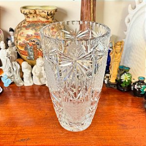 Elegante e imponente vaso em cristal.