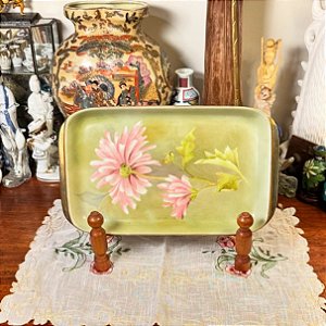 Delicada travessa em antiga porcelana.