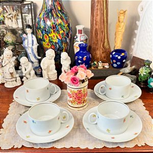 Xícara em antiga porcelana Renner.