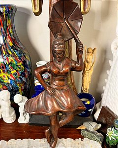 Elegante escultura de parede em madeira nobre.