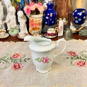 Cremeira em fina porcelana Real.