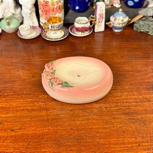 Antiquíssima saboneteira em porcelana.