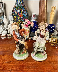Par de esculturas em porcelana fria.