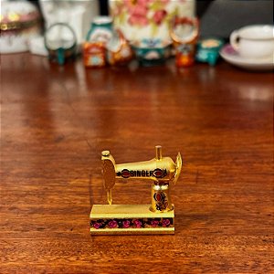 Miniatura máquina de costura Singer.