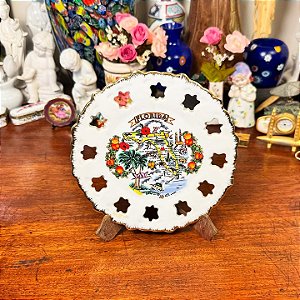 Prato decorativo em porcelana fenestrada.