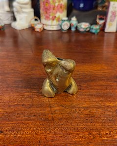 Escultura em bronze representando uma figura feminina.