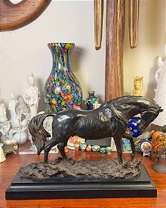 Magnífica e detalhada escultura de cavalo.