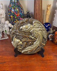 Placa decorativa de parede em bronze.