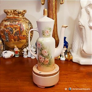 Antigo e encantador bule Samovar.