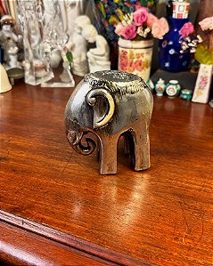 Elefante indiano em porcelana.