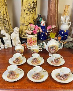 Delicado conjunto de café em porcelana.