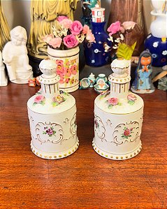 Par de antigos perfumeiros em porcelana alemã.