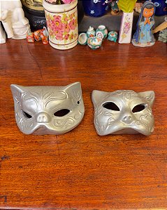 Par de máscaras em gesso com formato felino.