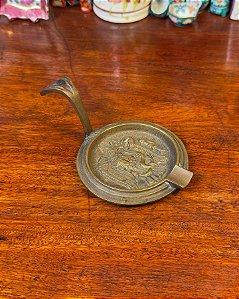 Antigo cinzeiro de mão turco em bronze.