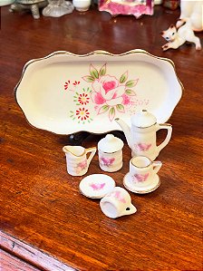 Conjunto de café em miniatura em porcelana.