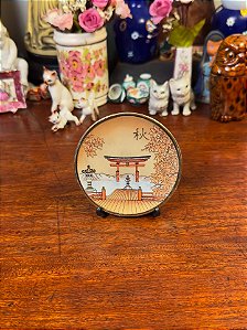 Prato decorativo em porcelana Japonesa.