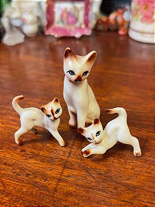 Trio de bibelôs gatinhos em cerâmica esmaltada.