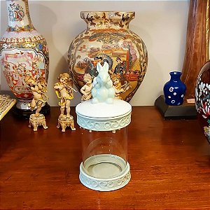 Pote em vidro e porcelana.
