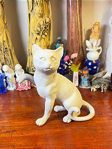 Escultura gato em cerâmica.