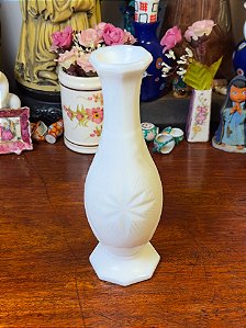 Delicado vaso solifluer em milk glass.