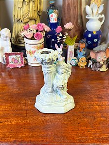 Castiçal em gesso com figura angelical.