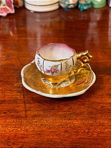 Pequena xícara em porcelana.