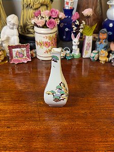 Delicado vasinho em porcelana oriental