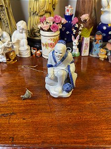 Pescador chinês em porcelana oriental.