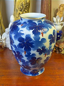 Vaso “Blue Winery” — Arita / Fukagawa (Japão).