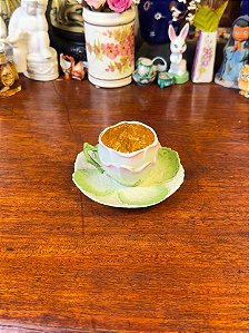 Antiga xícara em porcelana artística.