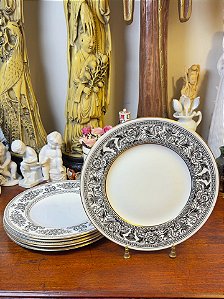 Pratos de sobremesa em porcelana Wedgwood.