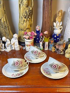 Trio de xícaras em porcelana Schmidt.