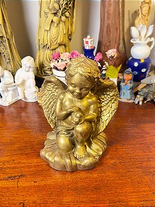 Angelical escultura em gesso.