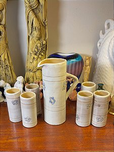 Conjunto de jarra e copos em cerâmica.