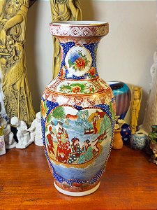 Antigo vaso em porcelana chinesa.