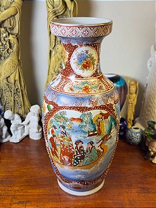 Antigo vaso em fina porcelana chinesa.