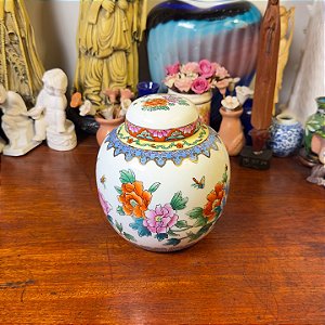 Antigo potiche chinês em porcelana.