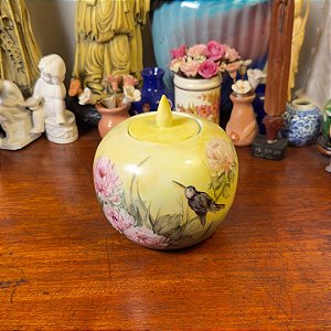 Antigo potiche com tampa cônica.