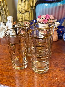 Antiga coqueteleira com 3 copos.