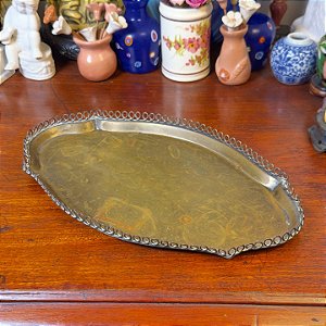Antiga bandeja em metal.