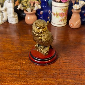 Coruja decorativa chinesa em resina dourada.