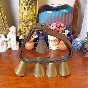 Colar de sinos antigos em tira de couro.