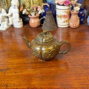 Pequeno bule decorativo oriental em bronze.