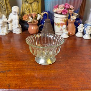 Antiga taça em vidro e metal.