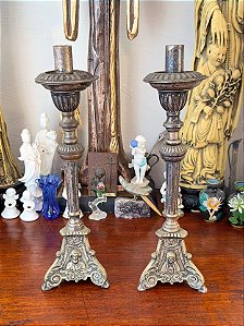 Par de castiçais antigos em metal.